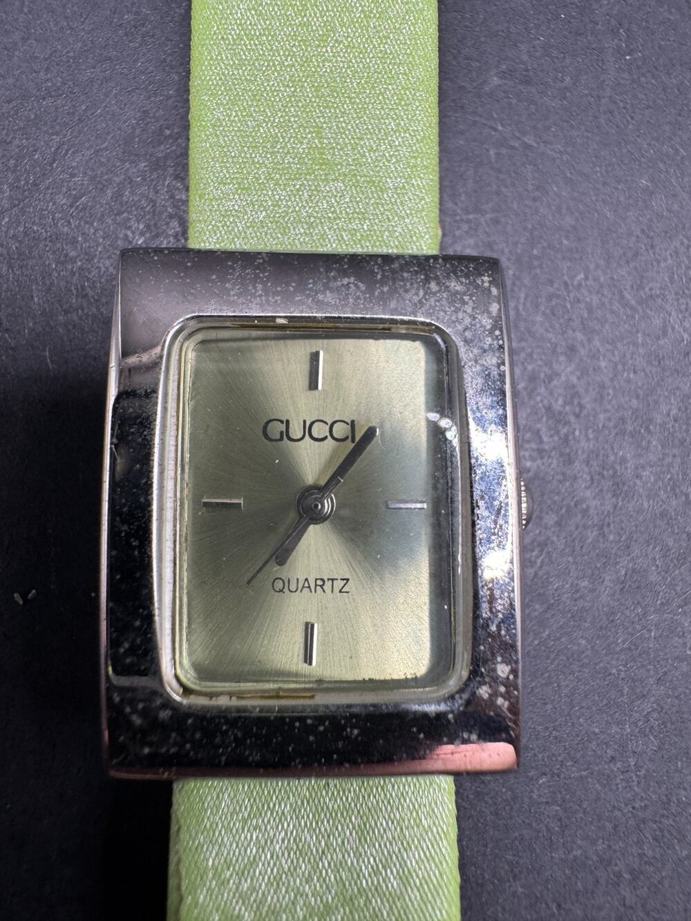 Vintage Gucci Watch 90001 Quartz Silver Tone Green Leather Strap 20.5mm